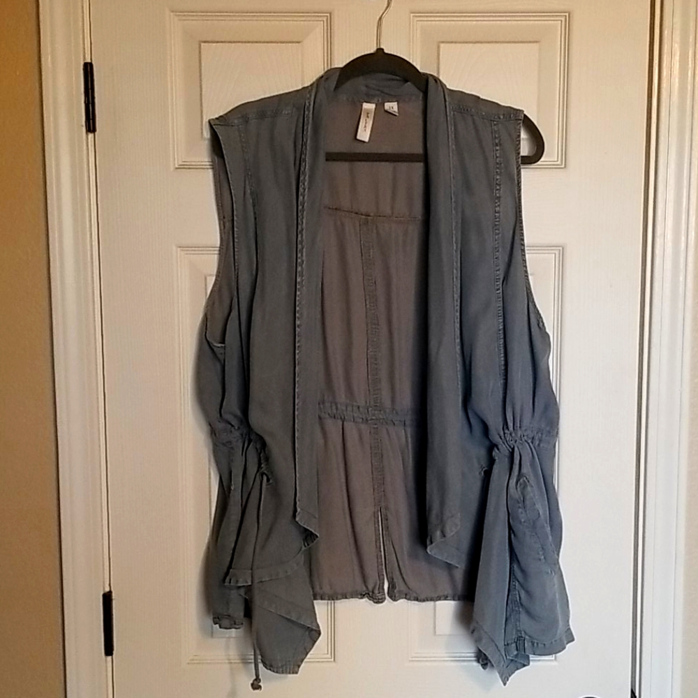 Open tank cardigan with pockets.